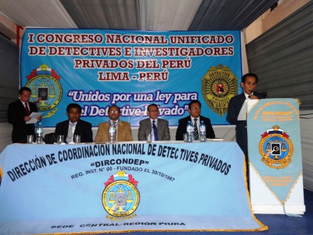 Directivos del Instituto de Gerencia Internacional EIGER en la mesa directiva y Palabras del Colega Fortunato Lozada, haciendo un llamado a todos los detectives apoyar la gestión emprendida.